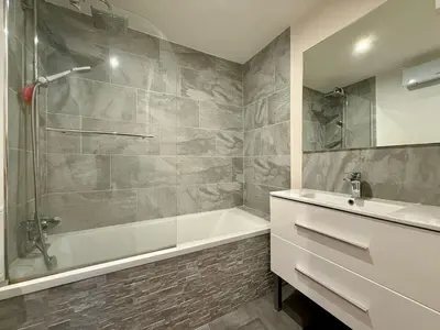 Salle de bains dans l'établissement Maison proche centre-ville et Futuroscope