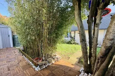 Jardin de l'établissement Maison idéalement située à La Rochelle
