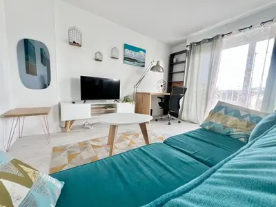 Télévision ou salle de divertissement dans l'établissement APPART OCEAN - Parking Privée - Wifi Gratuit - Proche Plage & Vieux-Port