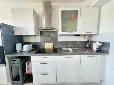 Cuisine ou kitchenette dans l'établissement APPART OCEAN - Parking Privée - Wifi Gratuit - Proche Plage & Vieux-Port
