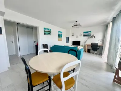 Télévision ou salle de divertissement dans l'établissement APPART OCEAN - Parking Privée - Wifi Gratuit - Proche Plage & Vieux-Port