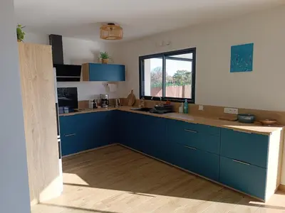 Cuisine ou kitchenette dans l'établissement Maison de vacances avec jardin