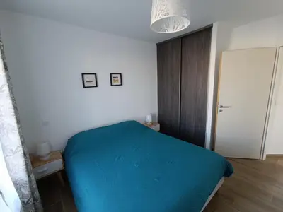 Un ou plusieurs lits dans un hébergement de l'établissement Maison de vacances avec jardin