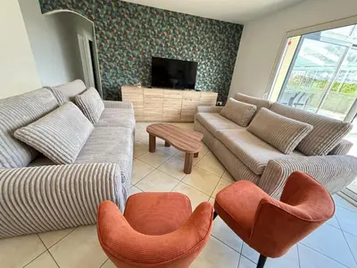 Télévision ou salle de divertissement dans l'établissement Maison pour réunion de famille Gîte des Tamaris