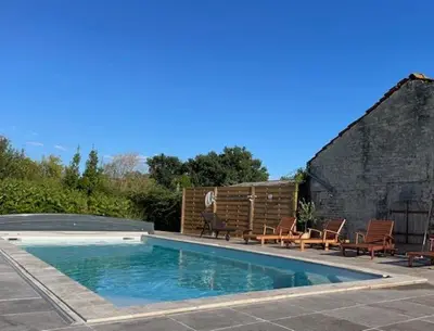 Piscine de l'établissement La Maison du Petit Jacques - Rose Cottage ou située à proximité