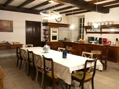 Cuisine ou kitchenette dans l'établissement Belle Demeure Charentaise - Piscine chauffée
