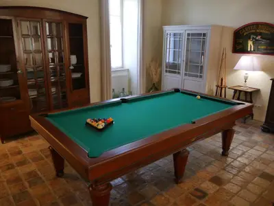 Billard dans l'établissement Belle Demeure Charentaise - Piscine chauffée