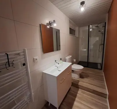 Salle de bains dans l'établissement Gîte à la ferme ''Chez Jean''