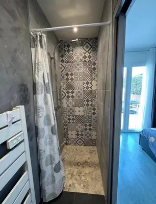 Salle de bains dans l'établissement Suite privée avec jardin