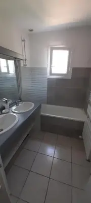 Salle de bains dans l'établissement Spacious House Close to Schools and University Hospital