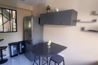 Cuisine ou kitchenette dans l'établissement Spacious House Close to Schools and University Hospital
