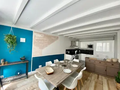 Cuisine ou kitchenette dans l'établissement Appartement de Charme Plein Centre-ville de La Rochelle à 2 pas du Marché