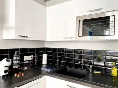 Cuisine ou kitchenette dans l'établissement Appartement de Charme Plein Centre-ville de La Rochelle à 2 pas du Marché