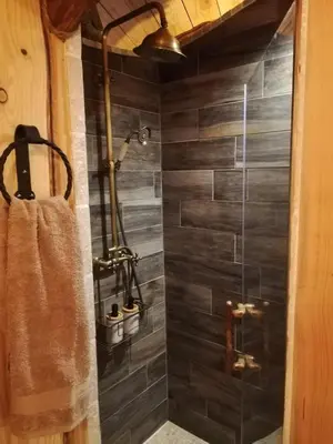 Salle de bains dans l'établissement Cabane de Hobbit insolite proche Futuroscope - Le Coteau des Fadets