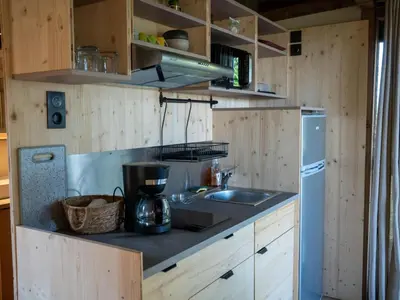 Cuisine ou kitchenette dans l'établissement Cabane bucolique avec wifi, animaux admis, parking - FR-1-653-287