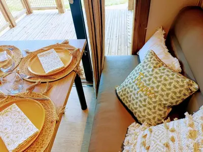 Coin salon dans l'établissement Cabane bucolique avec wifi, animaux admis, parking - FR-1-653-287