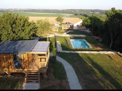 Piscine de l'établissement Cabane bucolique avec wifi, animaux admis, parking - FR-1-653-287 ou située à proximité