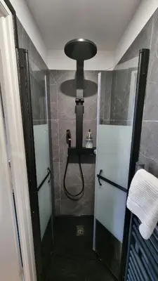 Salle de bains dans l'établissement Le Refuge Angérien