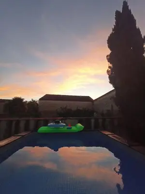 Piscine de l'établissement Maison de charme avec piscine et fitness ou située à proximité