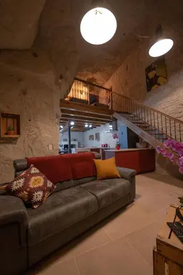 Coin salon dans l'établissement Gîte troglodyte à 15 min du Futuroscope