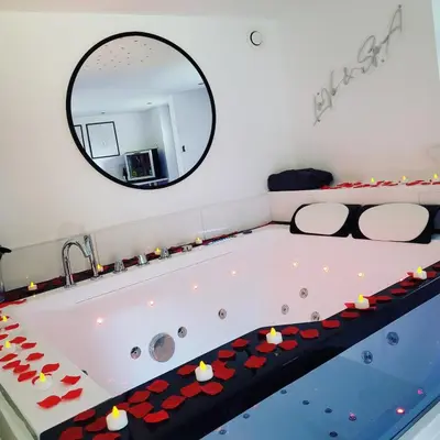Un ou plusieurs lits dans un hébergement de l'établissement Logement cocooning avec jacuzzi and sauna privatifs