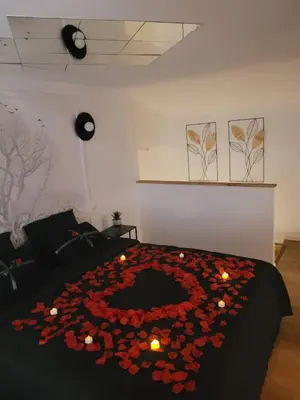 Un ou plusieurs lits dans un hébergement de l'établissement Logement cocooning avec jacuzzi and sauna privatifs