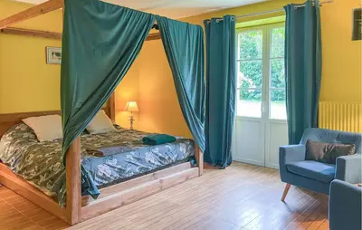 Un ou plusieurs lits dans un hébergement de l'établissement Charmante Maison Avec Piscine