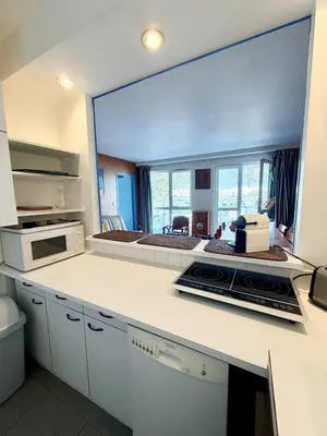 Cuisine ou kitchenette dans l'établissement Vue sur port de la Rochelle et place de Parking