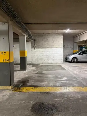 Plan de l'établissement Vue sur port de la Rochelle et place de Parking