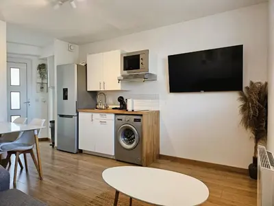 Cuisine ou kitchenette dans l'établissement MonSejourBNB - Appartement - Le Duplex, à 3min de la gare de Poitiers !