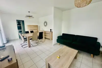 Cuisine ou kitchenette dans l'établissement Maison lumineuse à Périgny confort jusquà 6 !