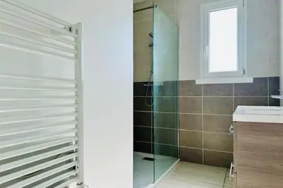 Salle de bains dans l'établissement Maison lumineuse à Périgny confort jusquà 6 !