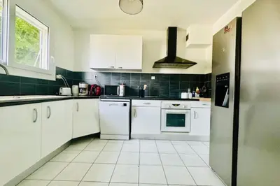Cuisine ou kitchenette dans l'établissement Maison lumineuse à Périgny confort jusquà 6 !