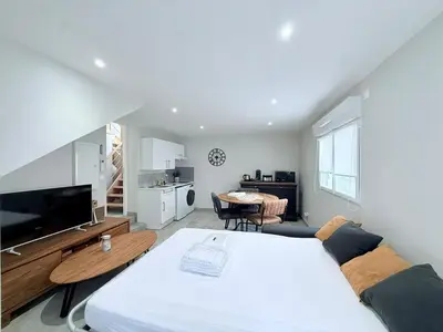 Télévision ou salle de divertissement dans l'établissement Le Bord de Plage