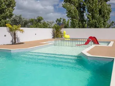 Piscine de l'établissement Mobil home spacieux avec terrasse pour 8 personnes - API-1-52-1343 ou située à proximité