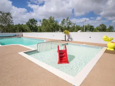 Piscine de l'établissement Mobil-home cosy avec terrasse à Puyravault - API-1-52-1341 ou située à proximité