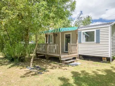Jardin de l'établissement Mobil-home cosy avec terrasse à Puyravault - API-1-52-1341