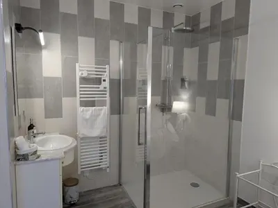 Salle de bains dans l'établissement Gîte rénové avec jardin clos près d'Angoulême - FR-1-653-288