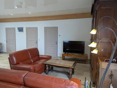Télévision ou salle de divertissement dans l'établissement Gîte rénové avec jardin clos près d'Angoulême - FR-1-653-288