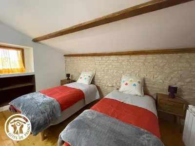 Un ou plusieurs lits dans un hébergement de l'établissement Gîte rénové 3 chambres à Damvix avec Wifi - FR-1-426-600