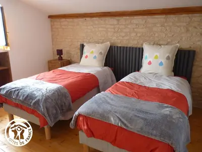 Un ou plusieurs lits dans un hébergement de l'établissement Gîte rénové 3 chambres à Damvix avec Wifi - FR-1-426-600