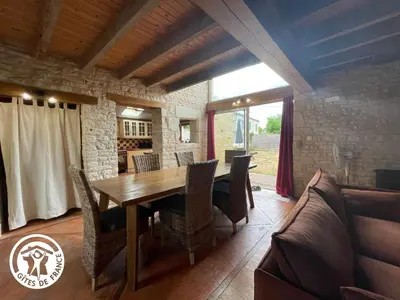Coin salon dans l'établissement Gîte rénové 3 chambres à Damvix avec Wifi - FR-1-426-600