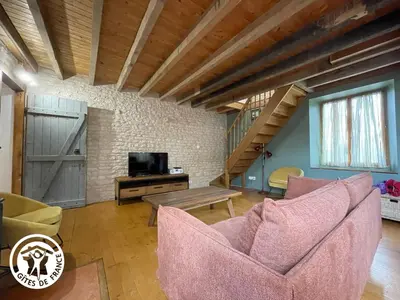 Télévision ou salle de divertissement dans l'établissement Gîte rénové 3 chambres à Damvix avec Wifi - FR-1-426-600