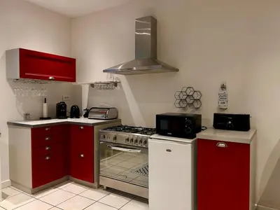 Cuisine ou kitchenette dans l'établissement Maison 3 chambres, deux salles d'eau, patio, Wifi en centre-ville de Parthenay