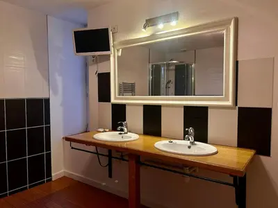 Plan de l'établissement Maison 3 chambres, deux salles d'eau, patio, Wifi en centre-ville de Parthenay