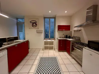 Cuisine ou kitchenette dans l'établissement Maison 3 chambres, deux salles d'eau, patio, Wifi en centre-ville de Parthenay