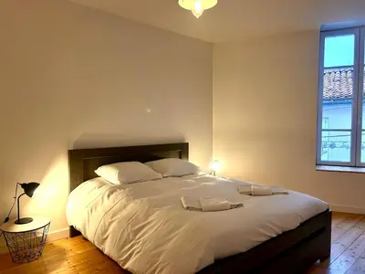 Un ou plusieurs lits dans un hébergement de l'établissement Maison 3 chambres, deux salles d'eau, patio, Wifi en centre-ville de Parthenay