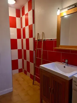 Salle de bains dans l'établissement Maison 3 chambres, deux salles d'eau, patio, Wifi en centre-ville de Parthenay