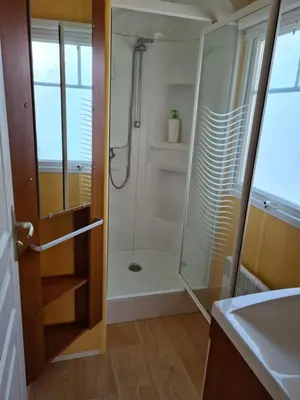Salle de bains dans l'établissement mobil home 4P proche du futuroscope