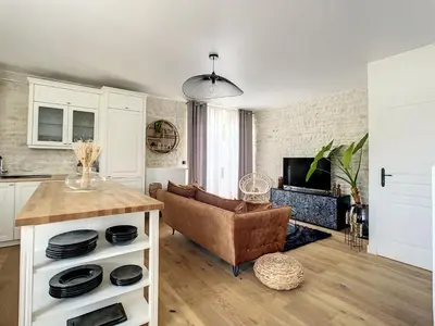 Télévision ou salle de divertissement dans l'établissement Maisonnette élégante